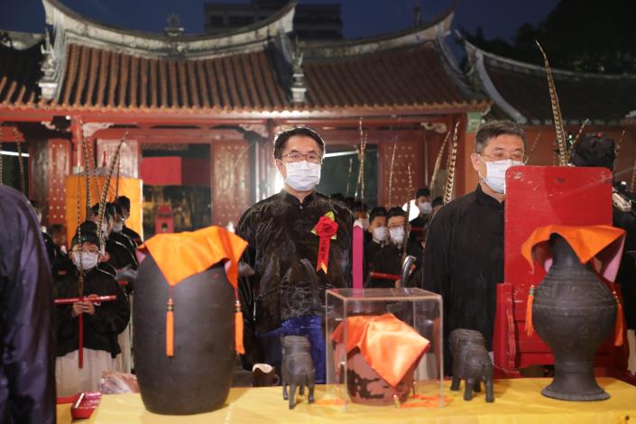 黃偉哲主持祭孔  向教師致敬...