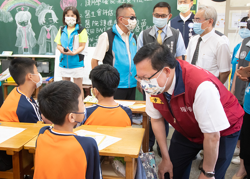 桃市國中生施打BNT首日  鄭文燦視察...