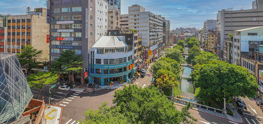 點亮中區老店好威  香香雞旗艦店「就要綠川水岸第一排」...