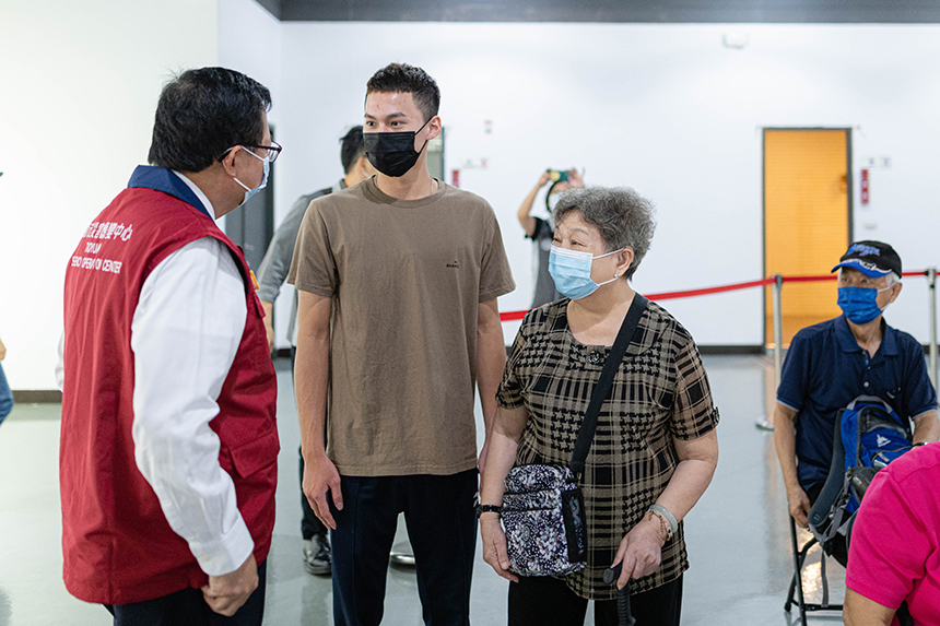 桃市長者莫德納第二劑開打  鄭文燦視察接種情形...