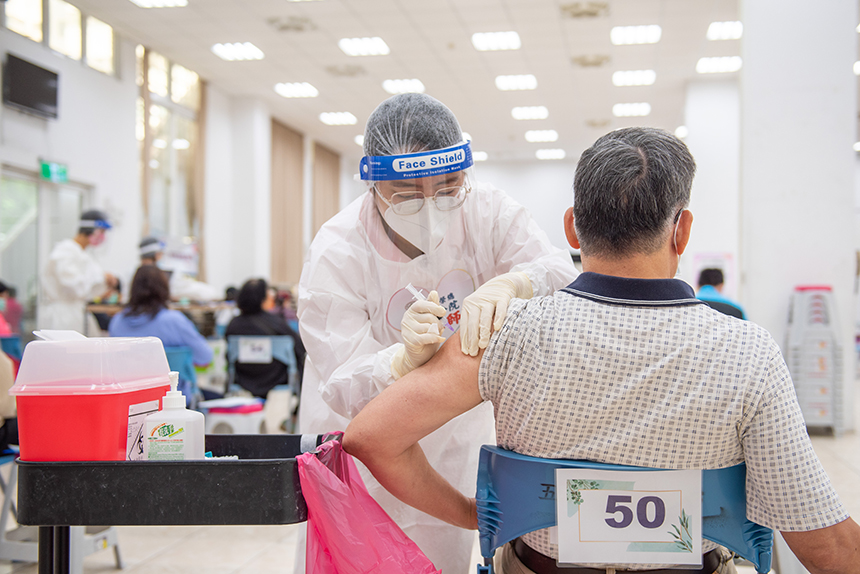 桃園65歲以上長者新冠疫苗接種率  全國第一...