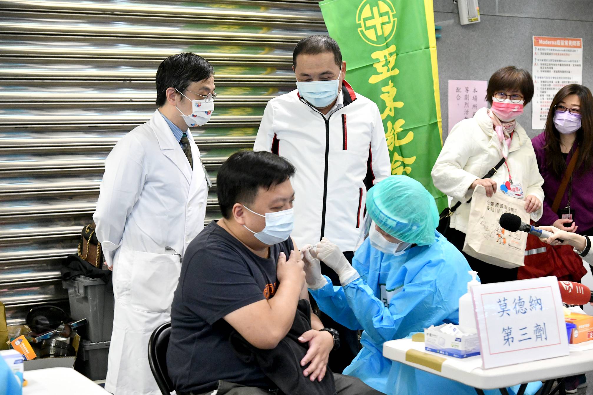 新北歡樂耶誕城首設機動疫苗接種站 侯友宜鼓勵民眾積極提升自我保護力