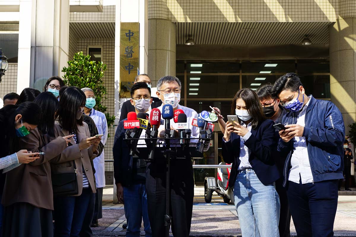 視察昆明實驗室 柯文哲了解人員檢驗SOP 避免感染動線規劃