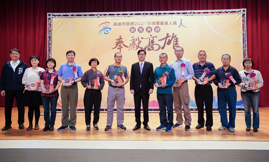 表揚高市府績優人員  陳其邁鞠躬致意...