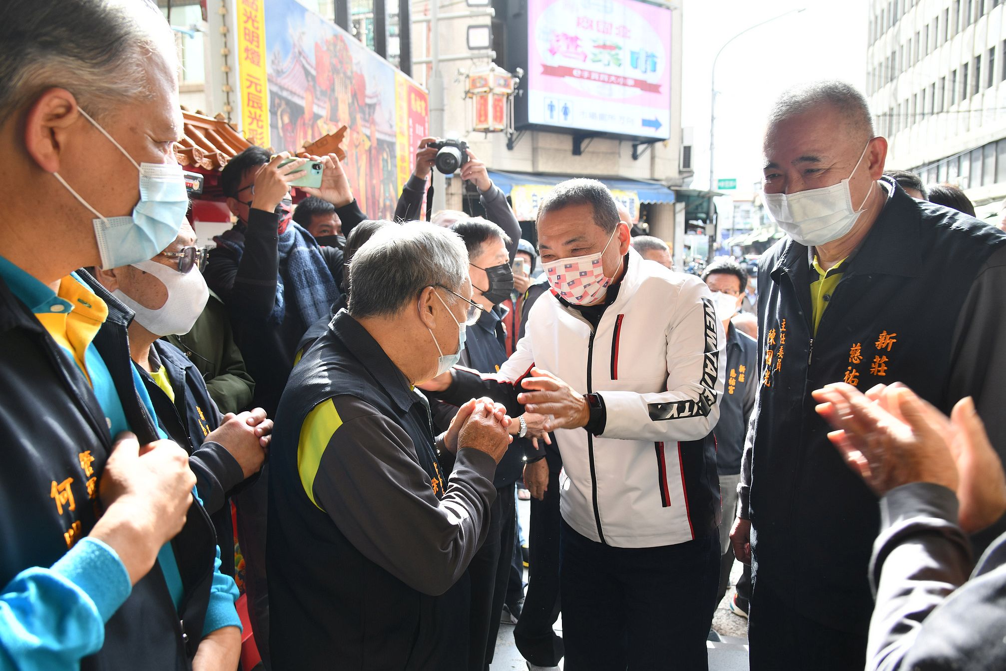 侯友宜赴新莊慈祐宮等三廟參拜 祈求新北國泰民安