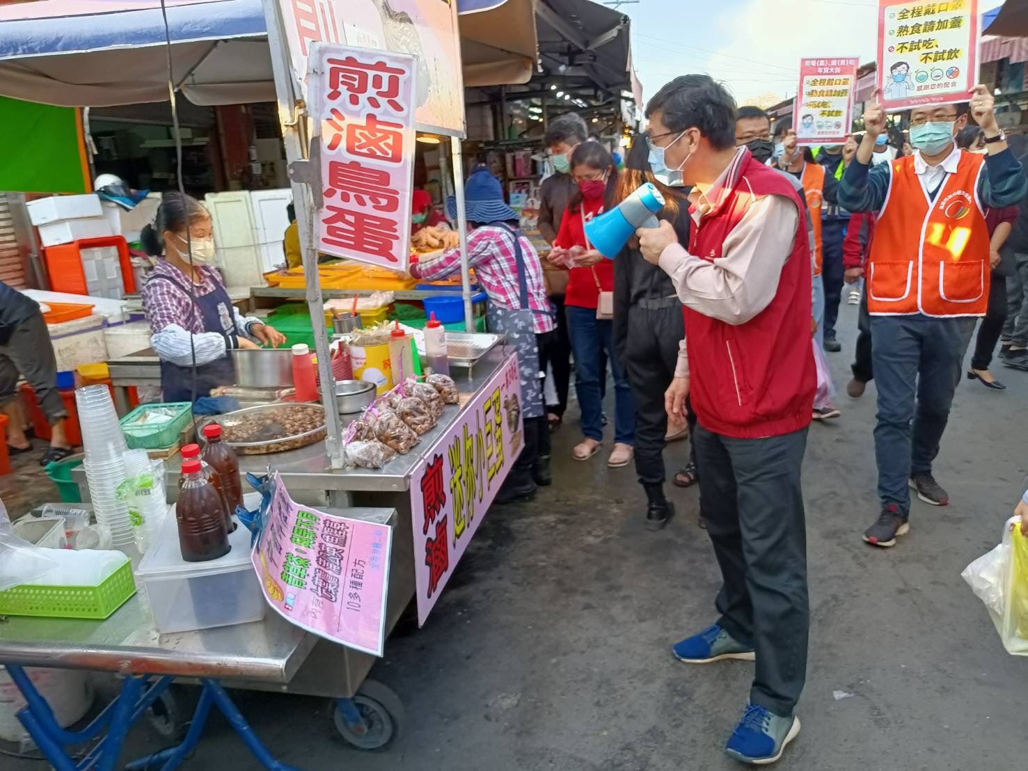 興達港觀光漁市假日湧人潮 高市府聯合稽查防疫不鬆懈