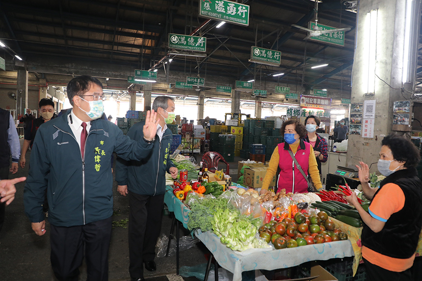 黃偉哲赴安南果菜市場了解春節期間青果、蔬菜、禽肉類及花卉供貨情形。