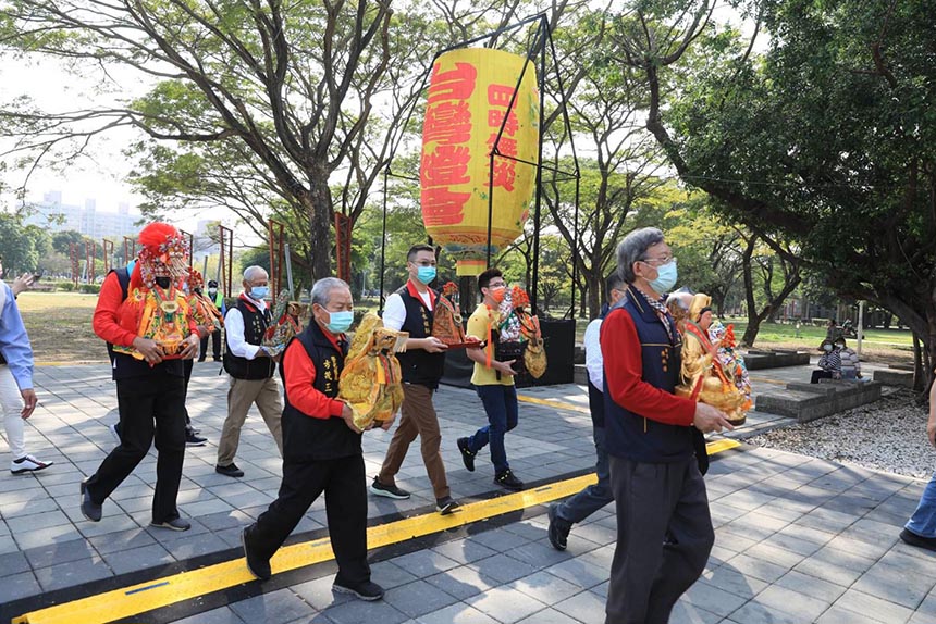 祈求台灣燈會順利  高市12宮廟眾神加持大吉虎小提燈...