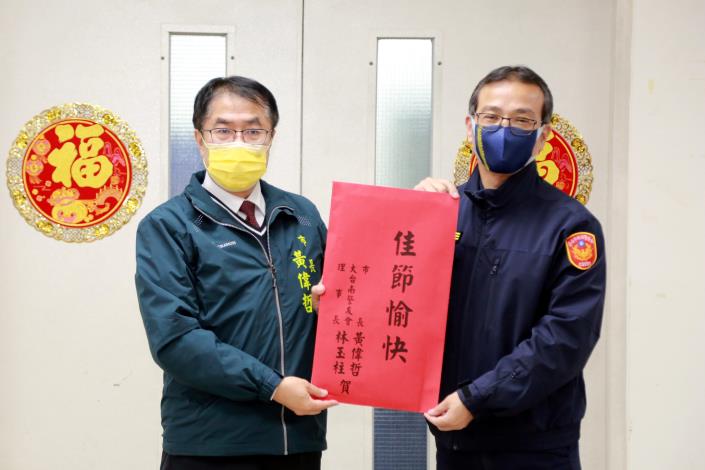 南市警力溫暖守護春節治安交通 黃偉哲小年夜與員警視訊圍爐期勉讓民眾安度新年