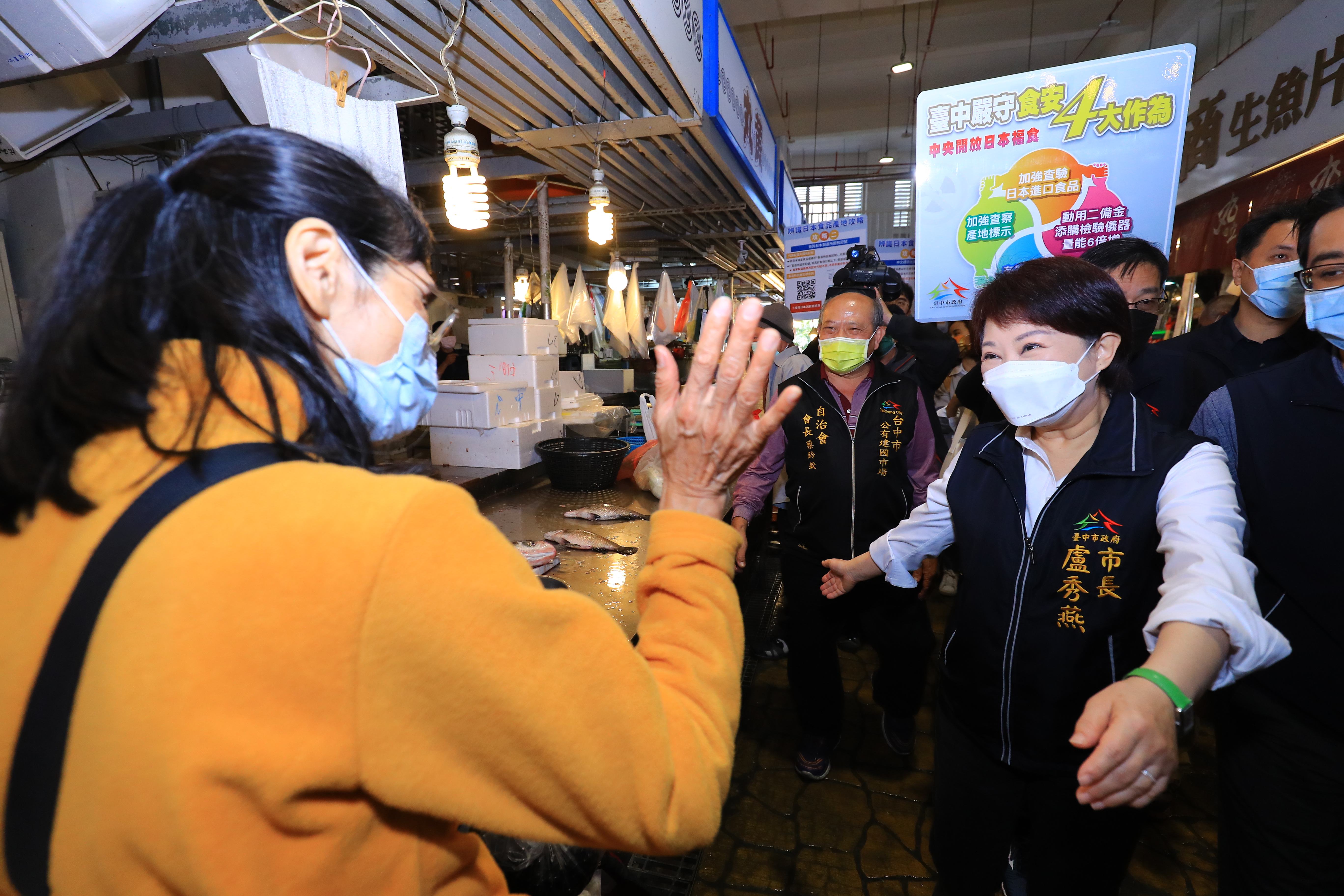 視察建國市場進口食品標示 盧秀燕：嚴守食安加強稽查