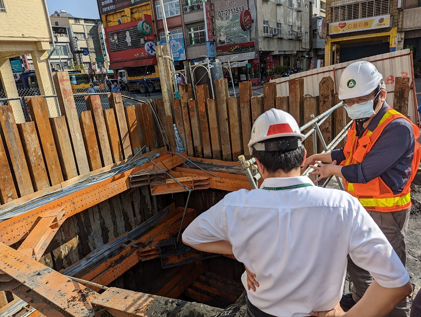 建案工地鋼板樁密合不足  高市自強一路83巷道路塌陷...