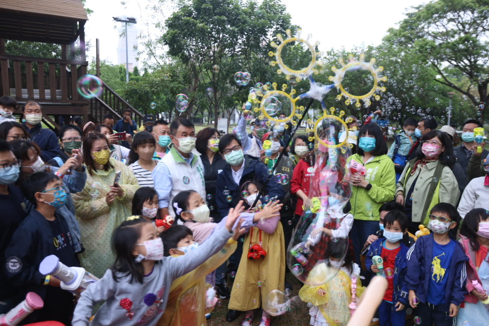 泡泡派對慶祝活動   陳其邁與大小朋友溫馨互動祝福兒童節...