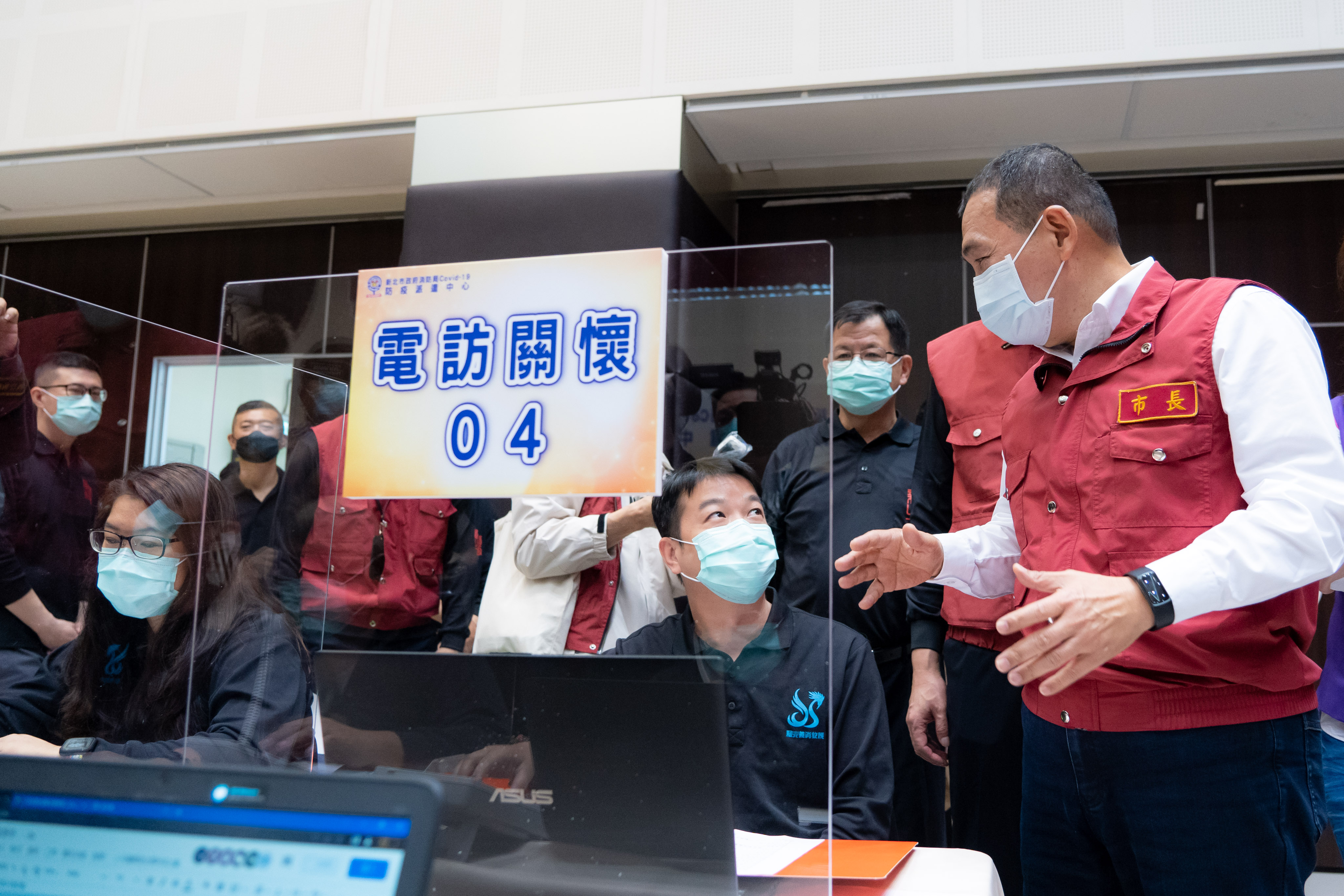 侯友宜視察119及防疫派遣中心 慰問防疫執勤同仁辛勞...