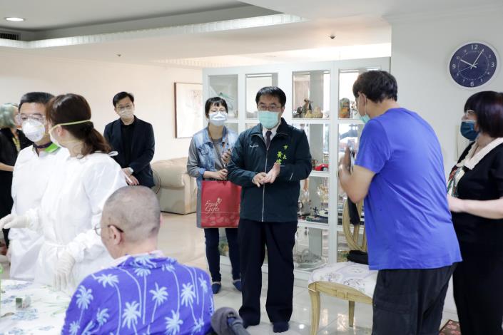 南市溫馨到宅接種COVID-19疫苗 黃偉哲全力協助行動不便市民...