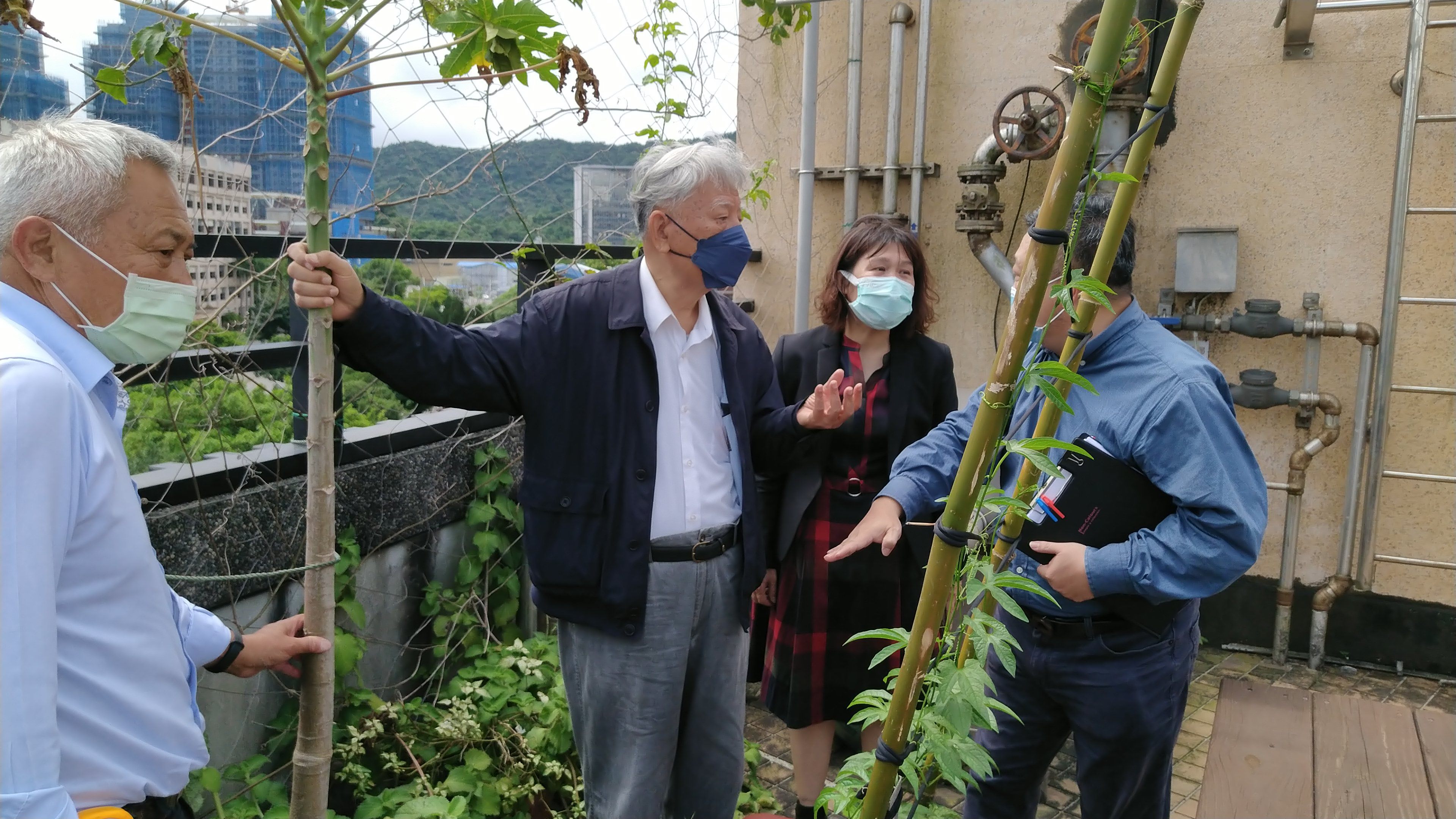 黃前市長參觀北原會館綠屋頂農園  允諾協助提升設備...