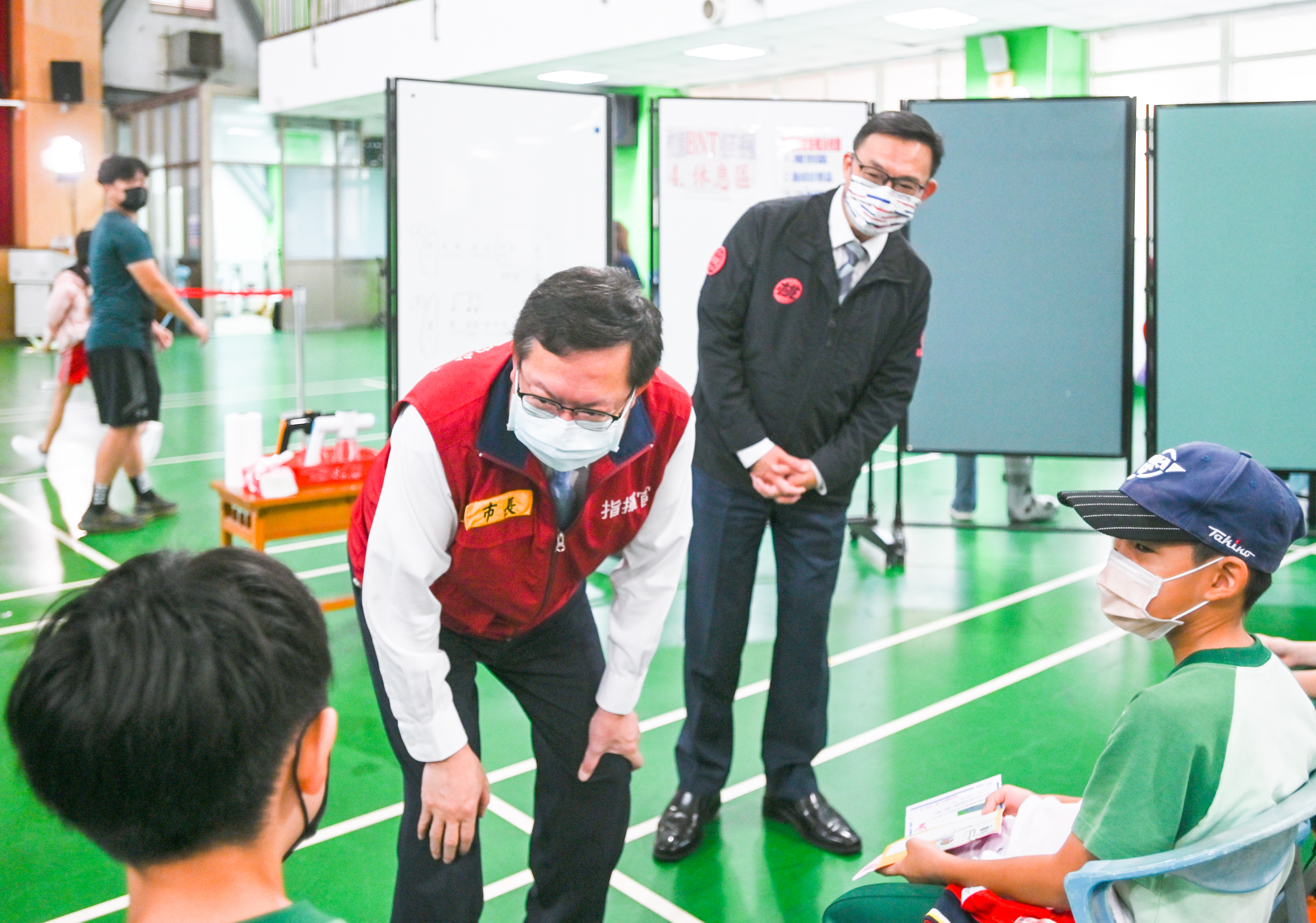 鄭市長視察國小入校施打BNT疫苗  滿5歲幼兒園學童5/30起可...