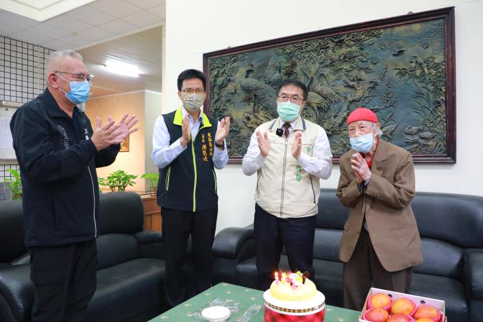 黃偉哲與百歲人瑞劉英傑過生日 祝福身體健康分享其長壽秘...