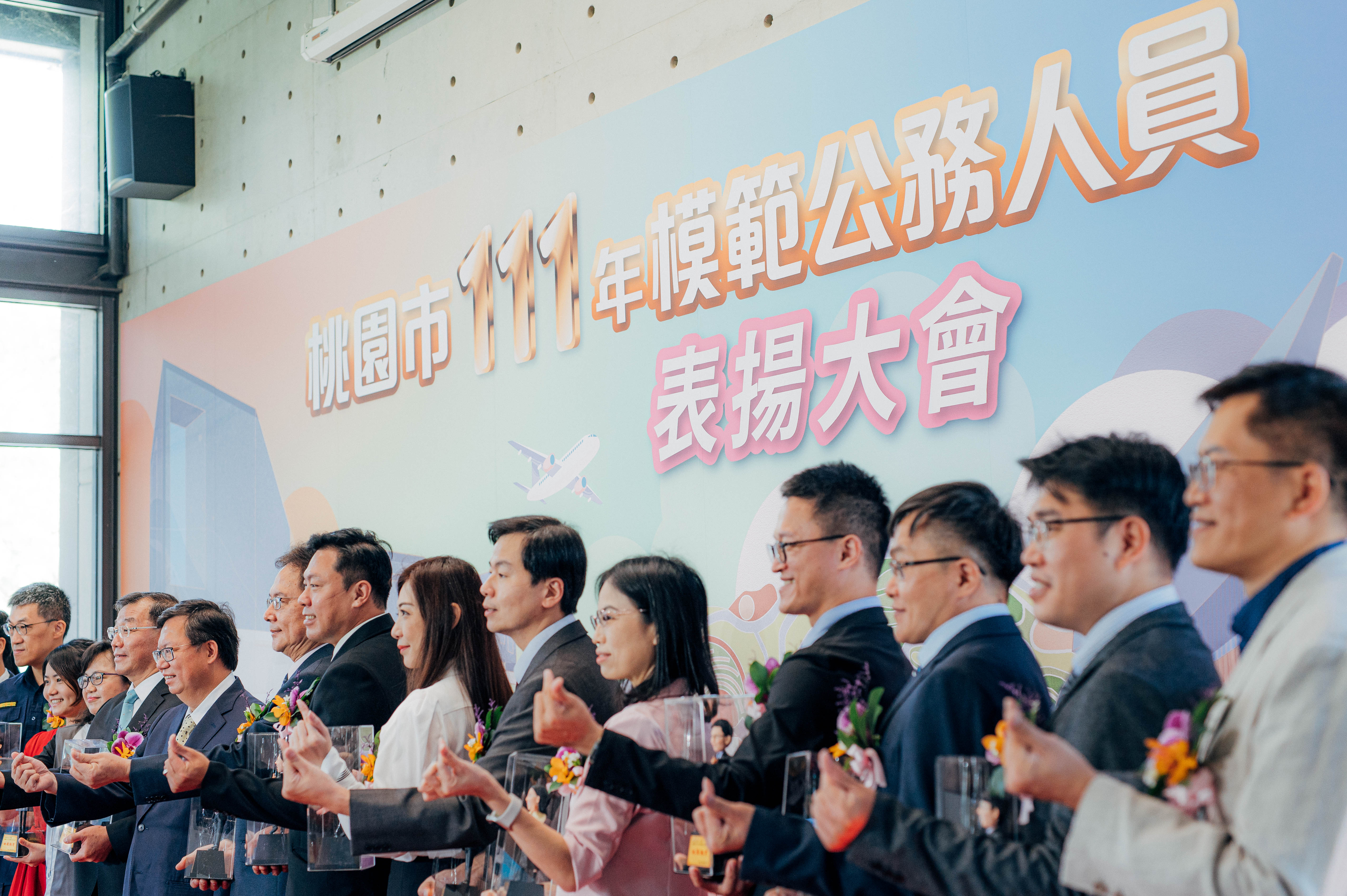 鄭市長表揚桃園市111年17位模範公務人員，肯定公務同仁追...