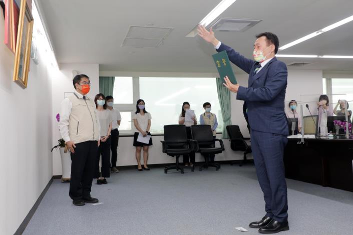 台南市政府新任體育局局長宣誓就職 黃偉哲期許陳良乾厚植...