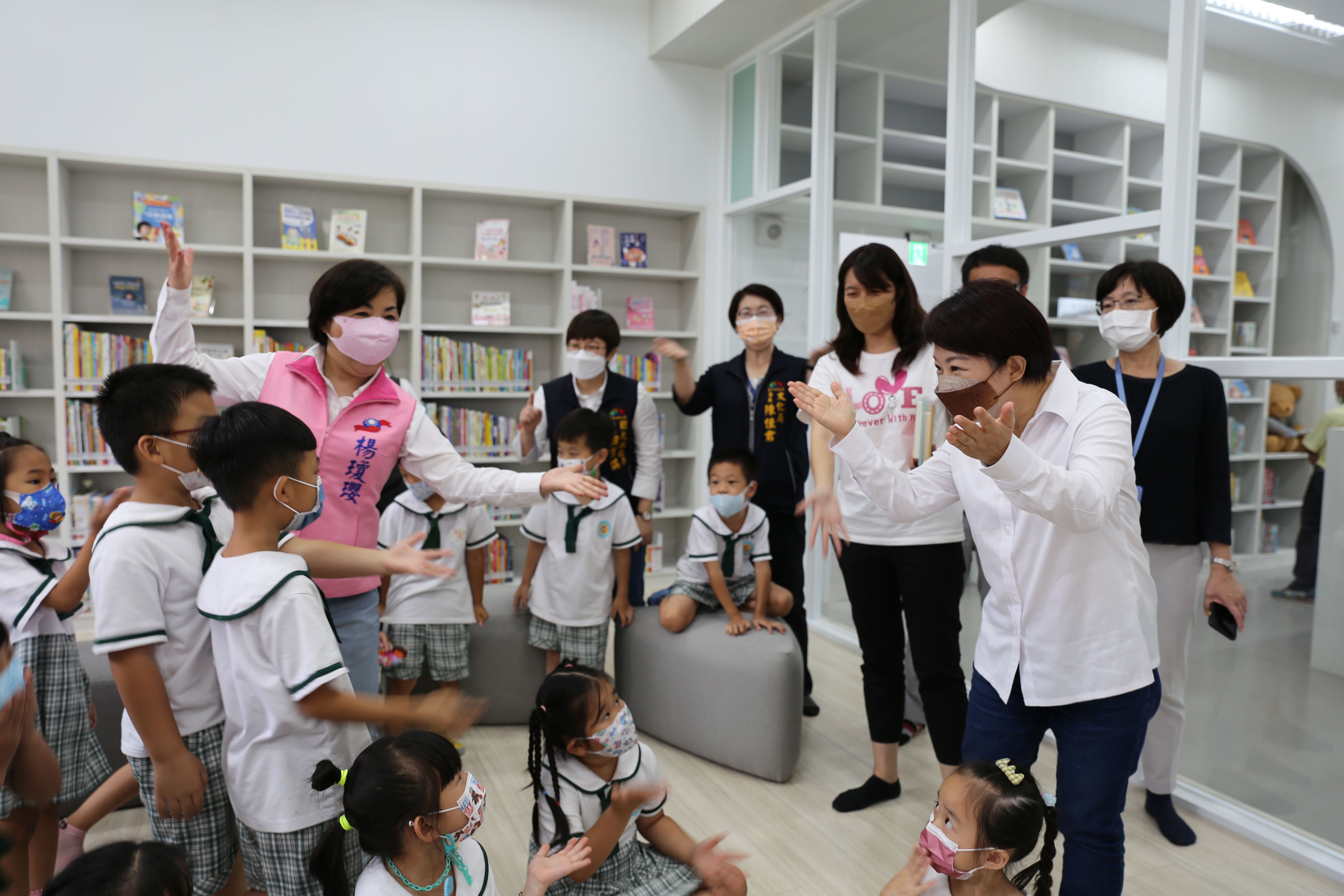 上楓圖書館歷經10年風光亮相  盧秀燕:打造全齡化綠建築...