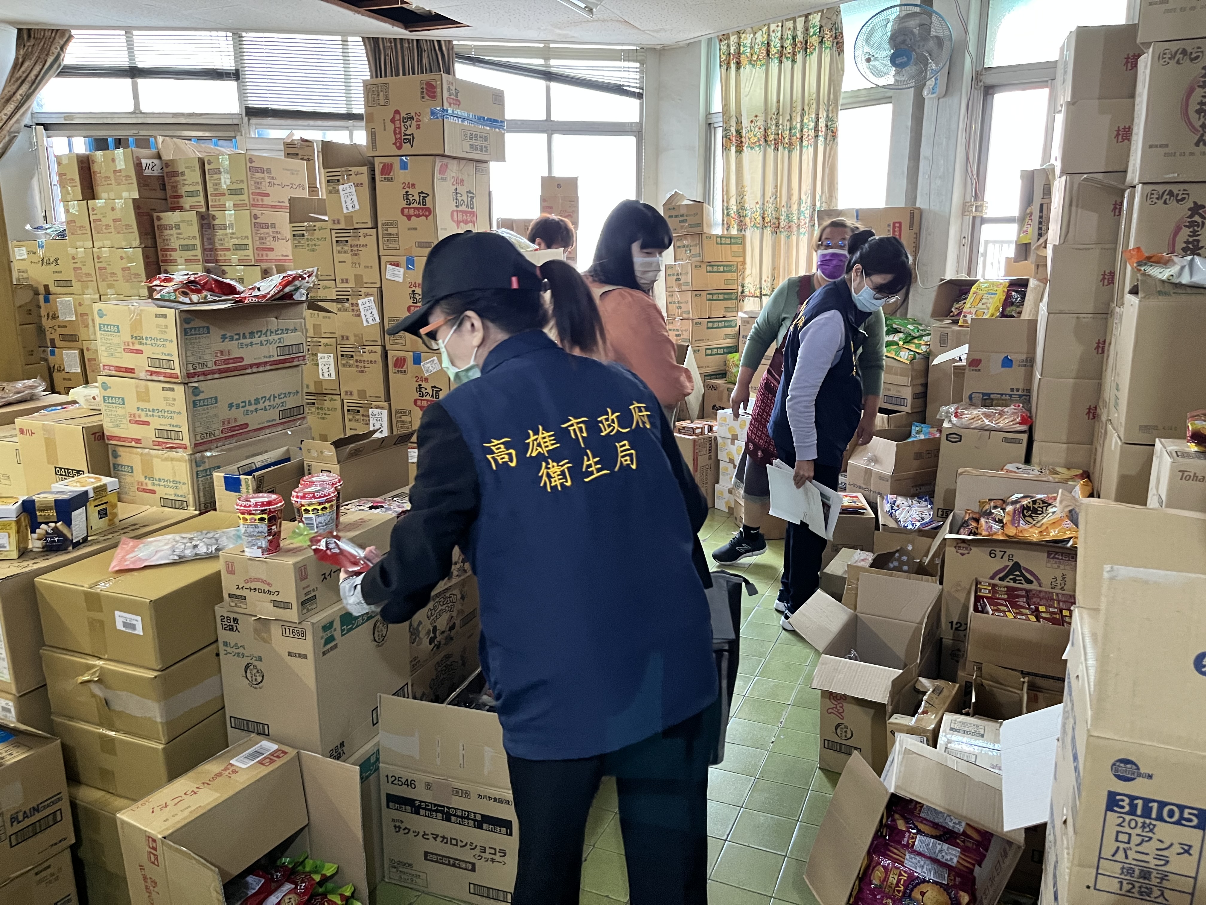 食品公司販售改標逾期食品及進口藥品  衛生局與檢警合作查獲並完成監督銷毀