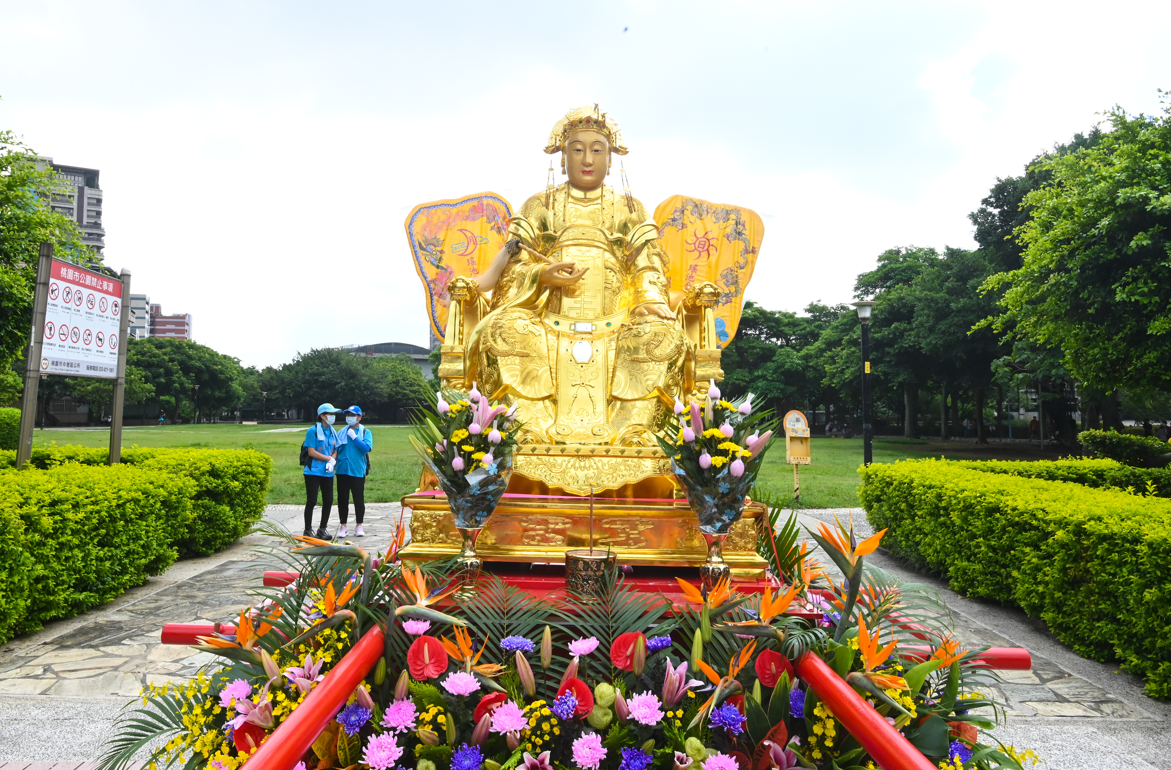 鄭市長出席中壢慈惠堂70週年祈福大遶境巡禮  祈求疫情退散...
