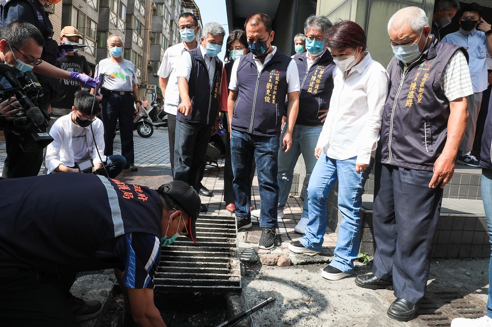 台中加強水溝清淤防汛 盧秀燕親自巡視致謝環保英雄