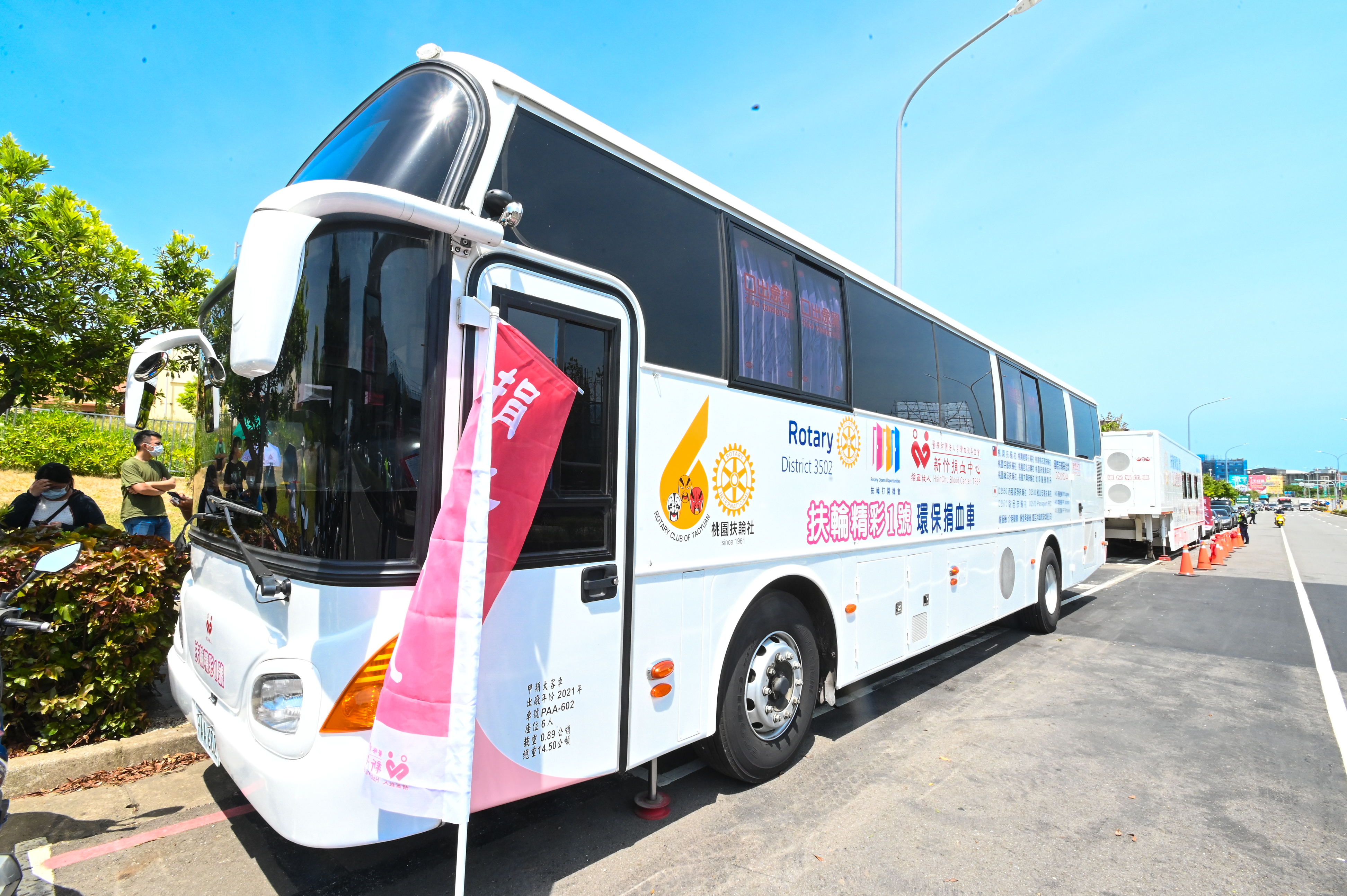 桃園百齡扶輪社捐贈「飛躍一號捐血車」及青埔捐血亭，大...