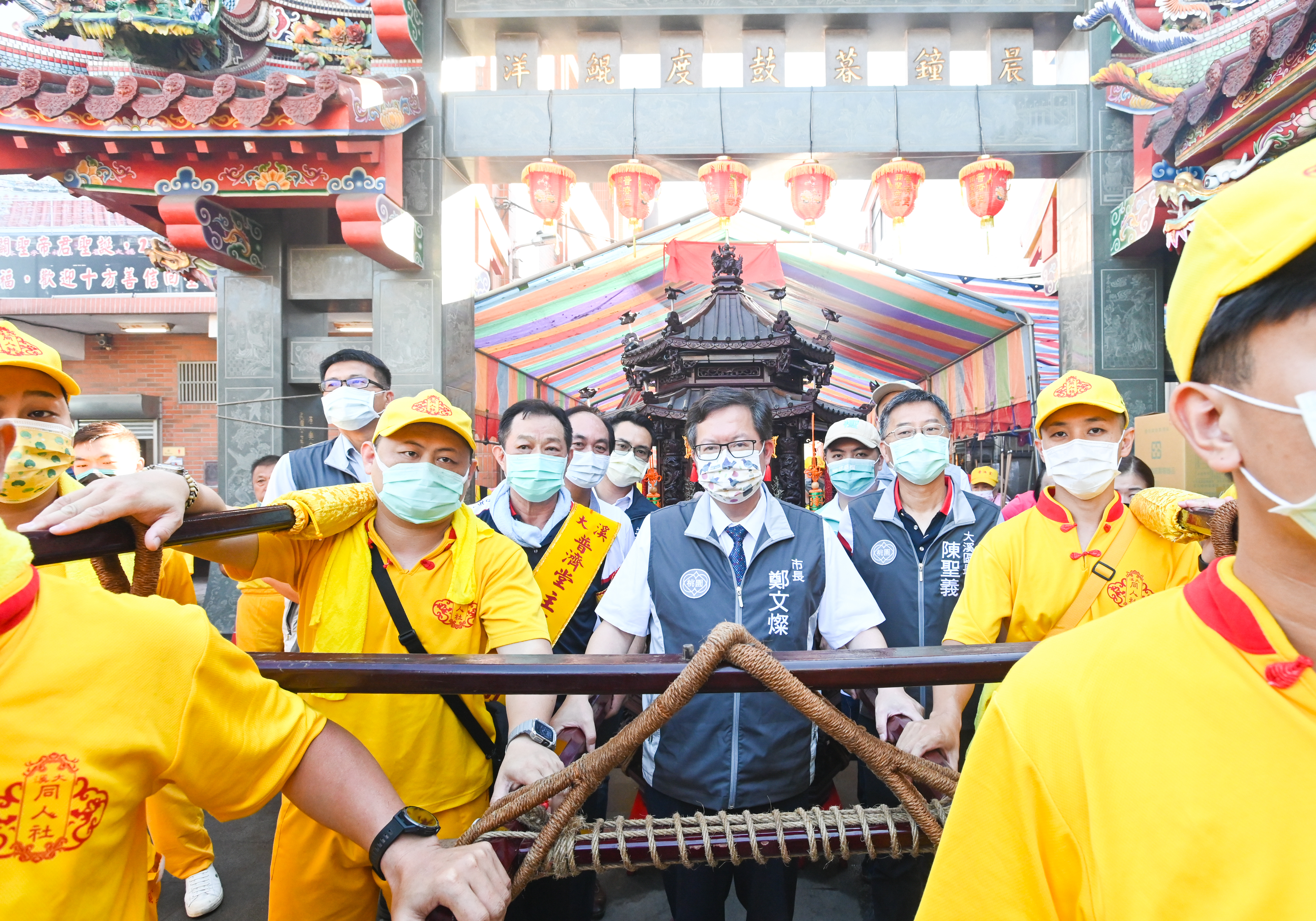 大溪迎六廿四關聖帝君聖誕   鄭市長點燃起馬炮出發遶境...