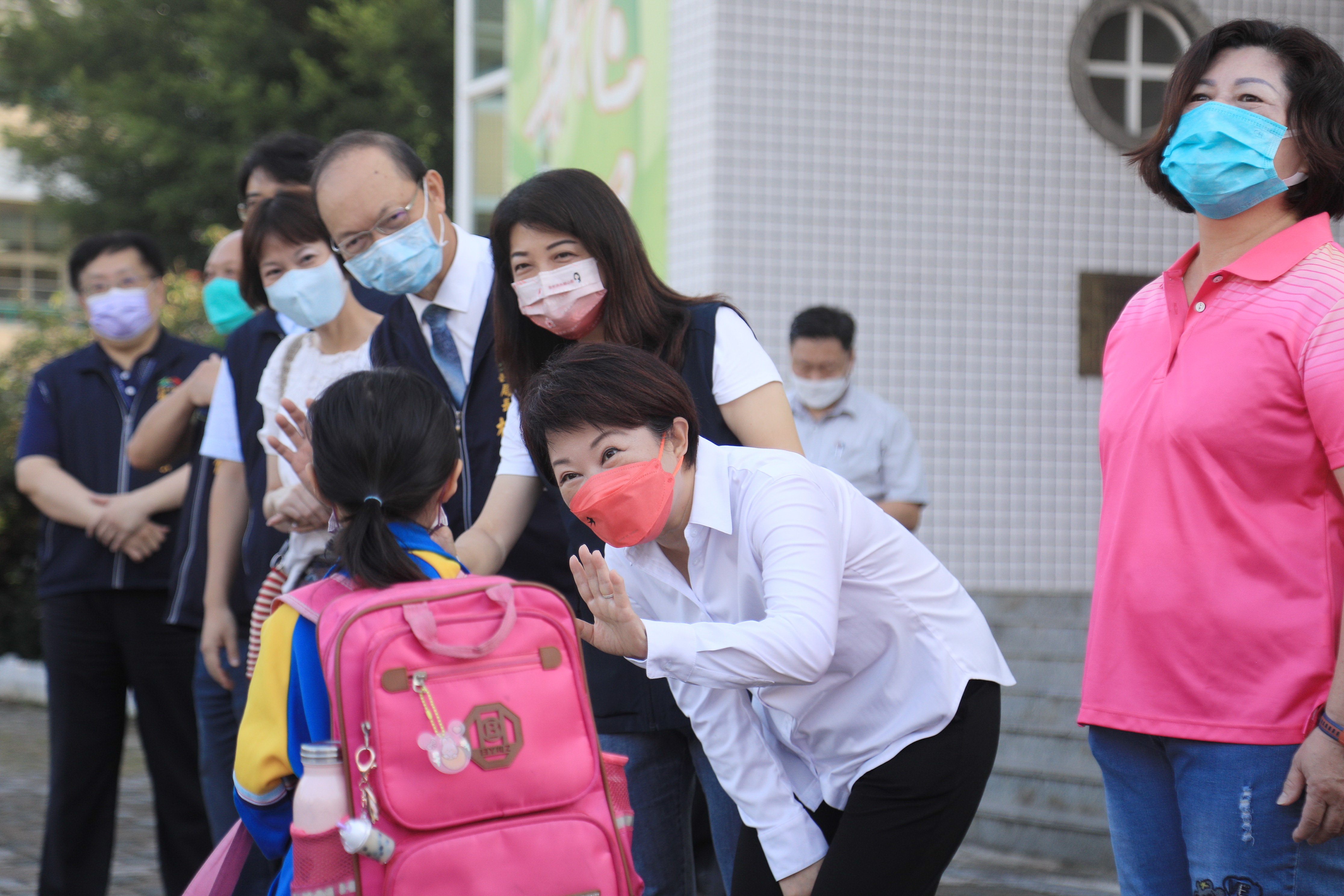 開學日市長視察校園　掛保證狼師案會公平調查