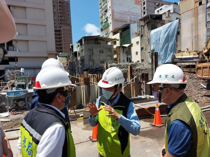 自強一路新建工地路面坍塌致旁鄰損危險建築物  提前於今日拆除完成