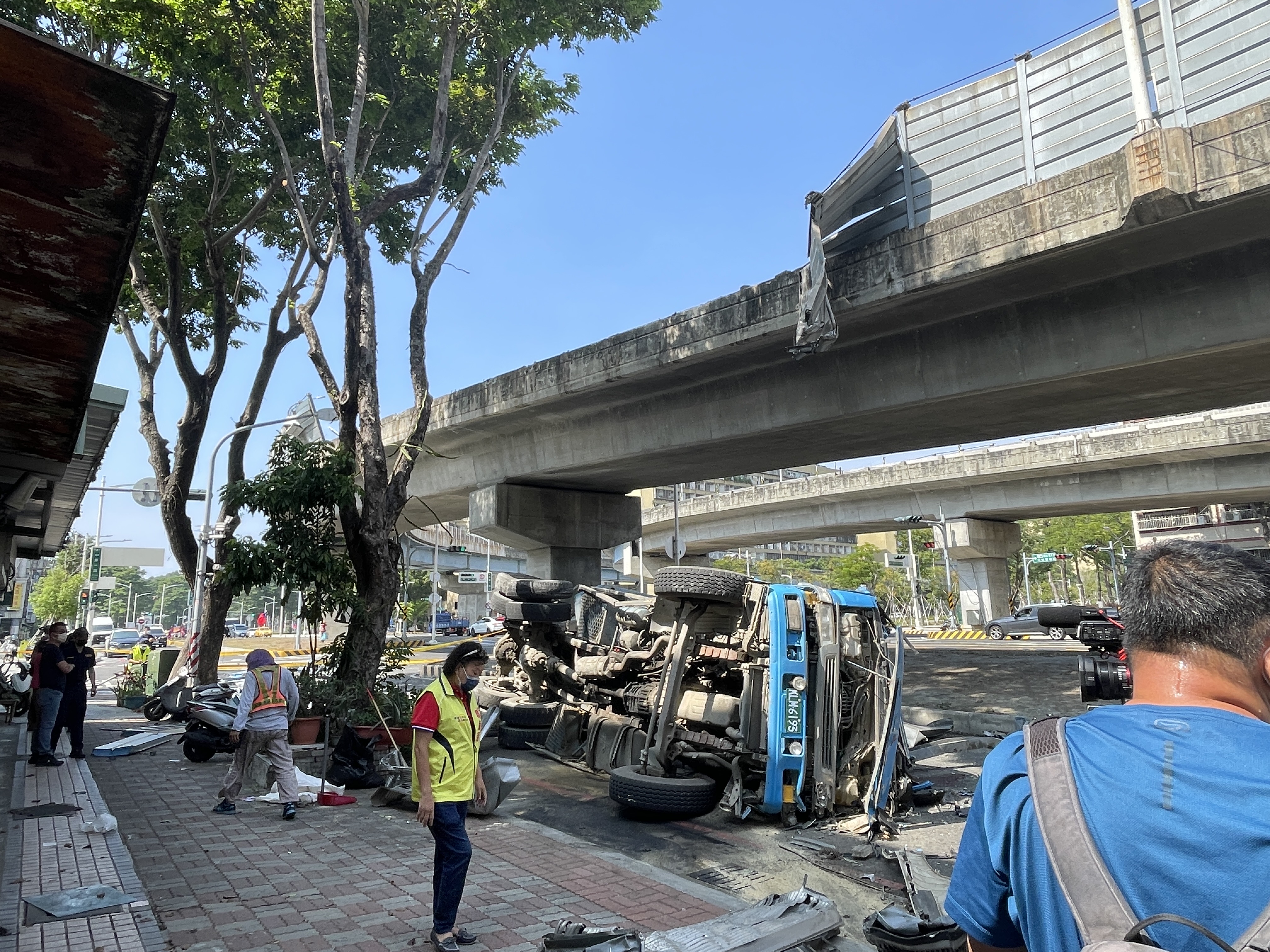 翠華陸橋90度急彎  水泥預拌車衝破護欄翻落馬卡道  司機當場無心跳