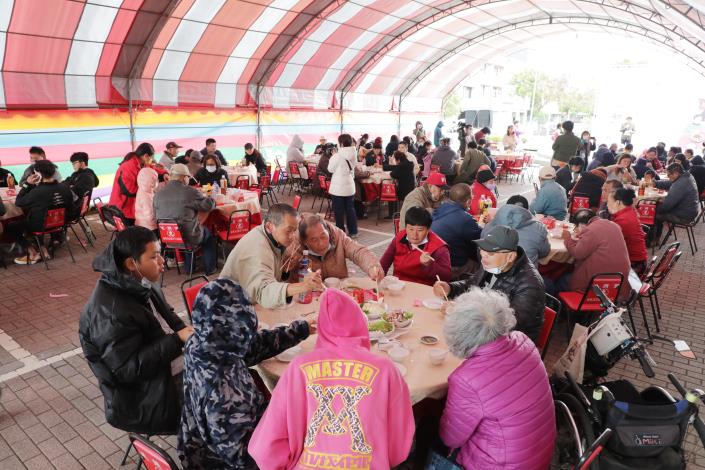 麻豆區公所歲末寒冬送暖  黃偉哲盼公私協力讓弱勢家庭過...