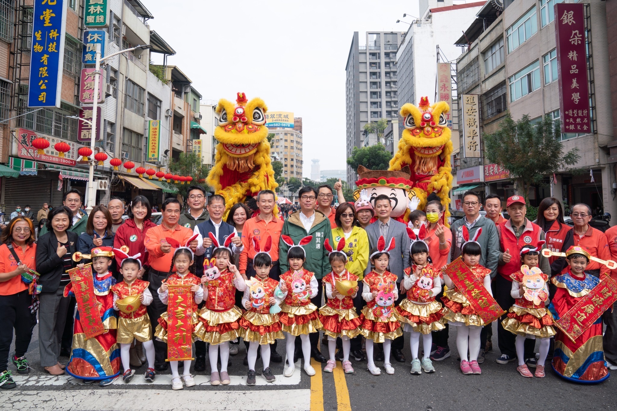 「高雄過好年」三鳳中街開跑　陳其邁發兔年小紅包並邀民眾商圈買優質年貨