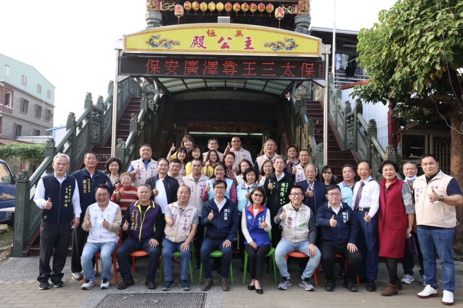 陳其邁走訪林園大寮小港宮廟祈福拜年  民眾熱情搶沾年節...