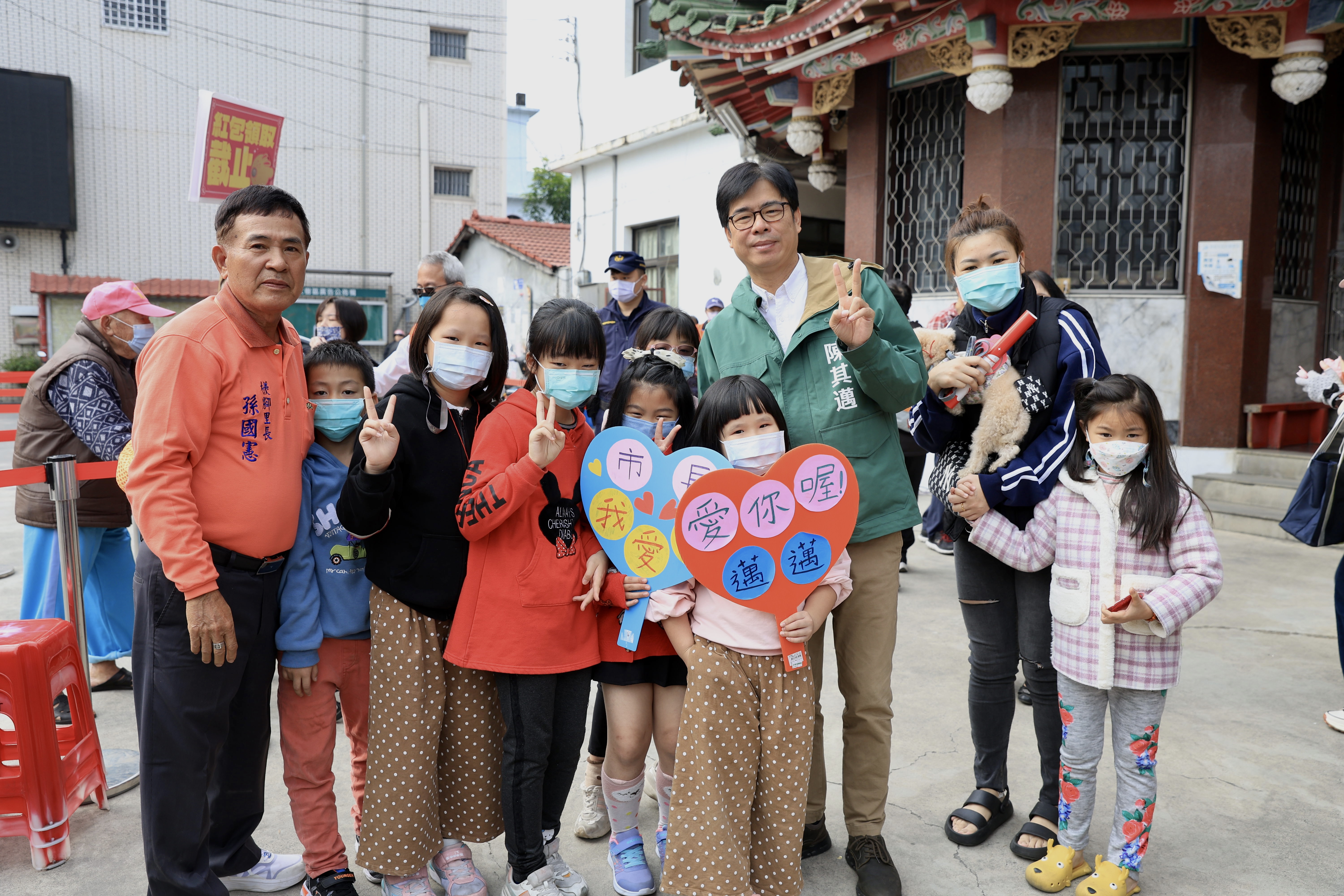 陳其邁小年夜12紅包行程緊緊緊 民眾七點到場排隊搶第一