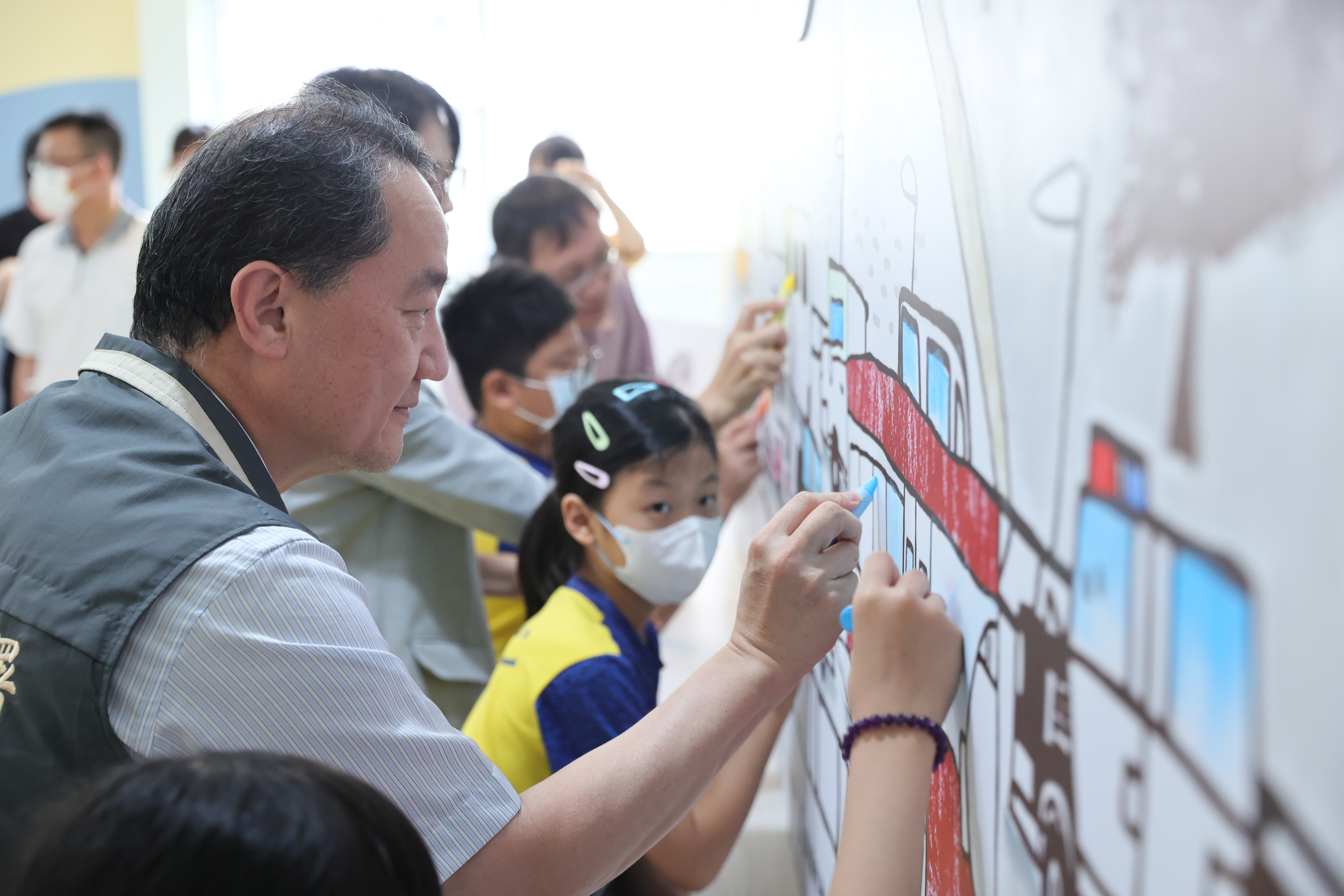 「高雄城交通小達人」可上色互動式繪本  在地作家帶領河堤國小學童集體創作