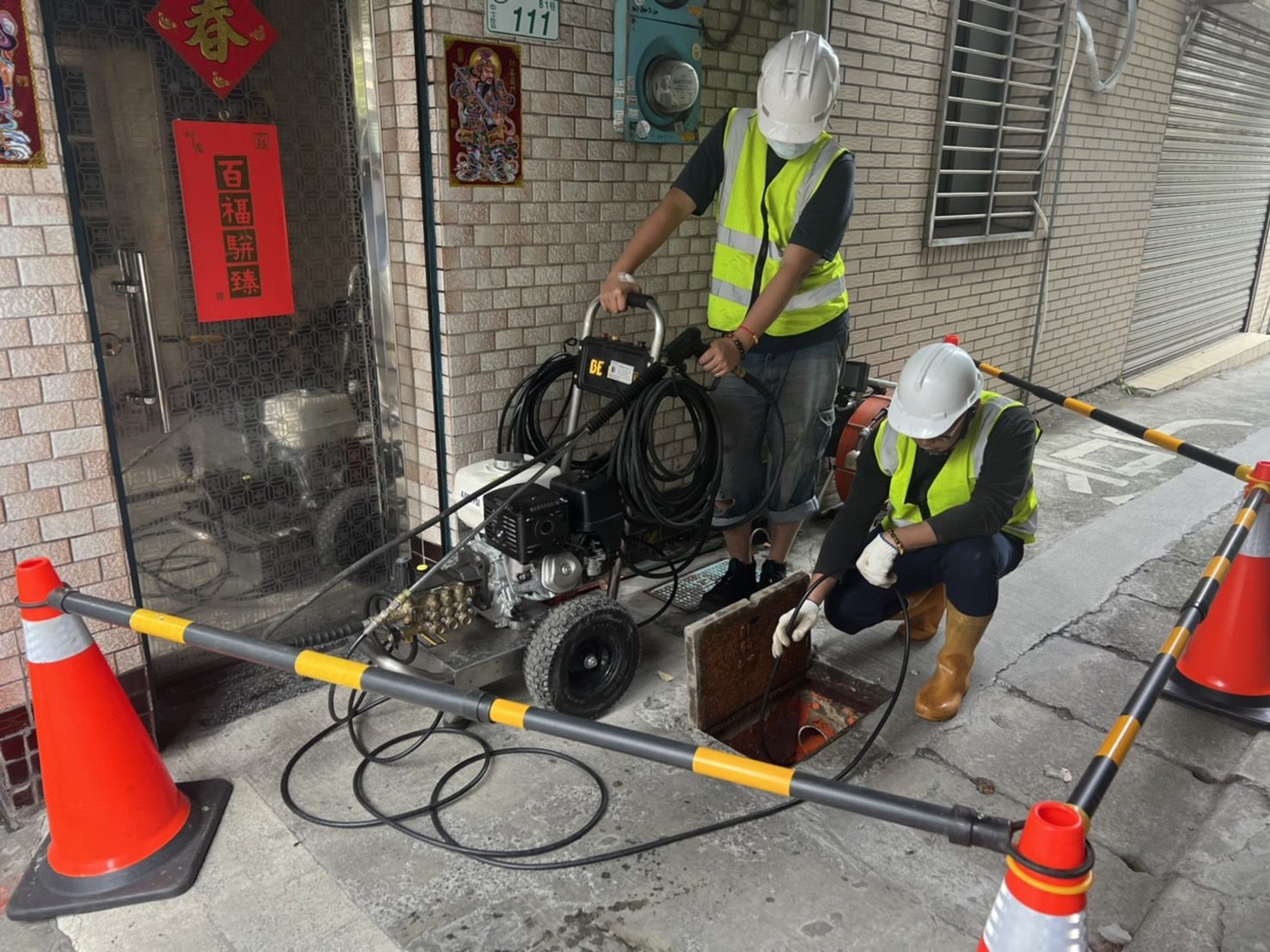 後巷污水管渠堵塞   小型高壓清洗機出動！...