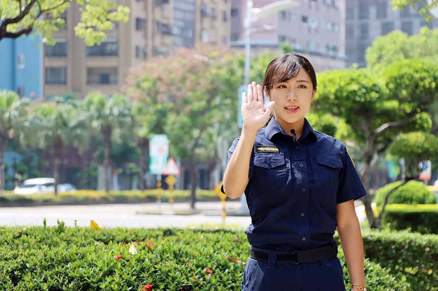 高雄市路口「嬌」點  宣導駕駛用路觀念「慢、看、停」