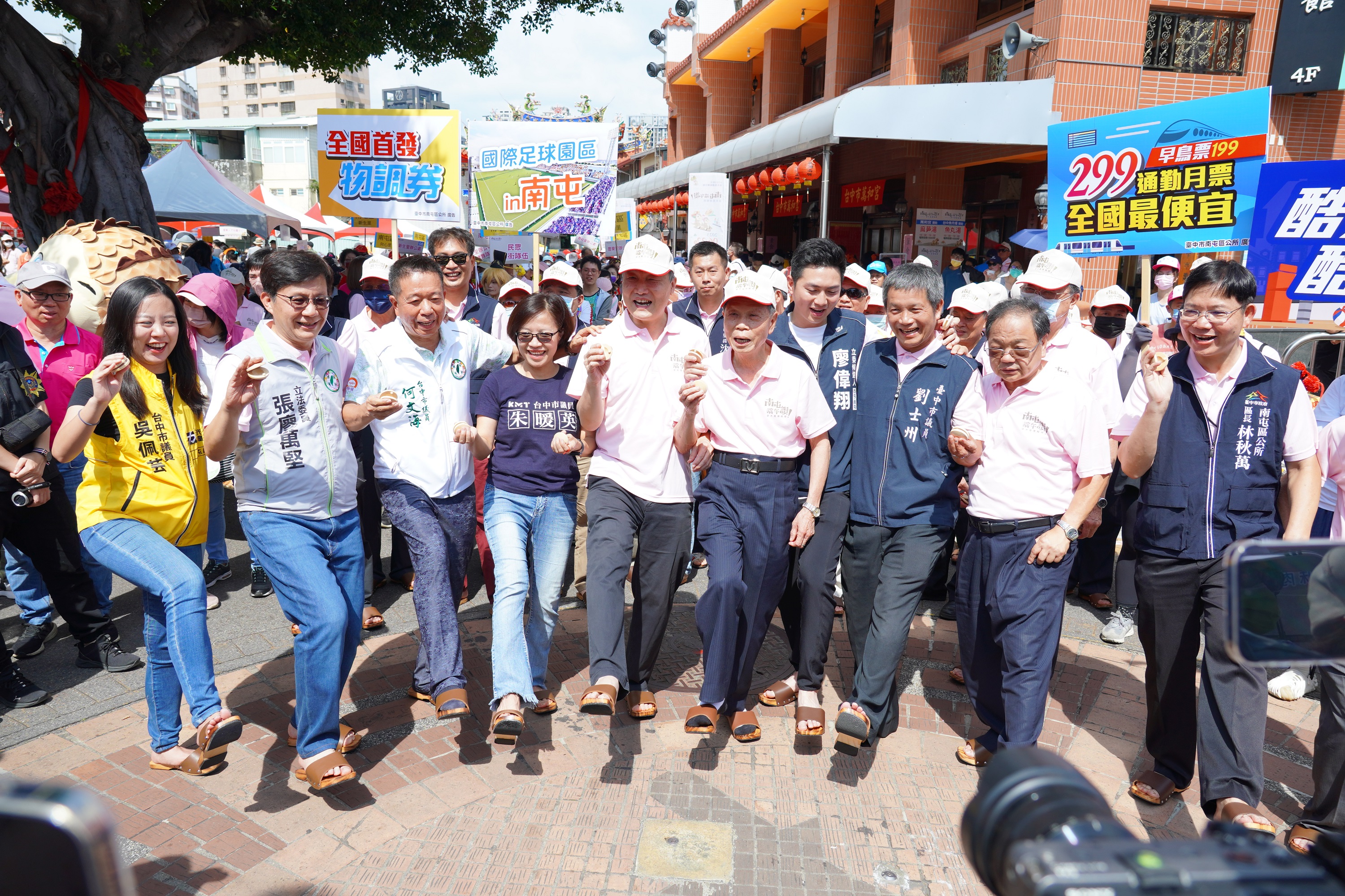 「穿木屐躦鯪鯉」慶端午  吸千人踩街遊南屯老街