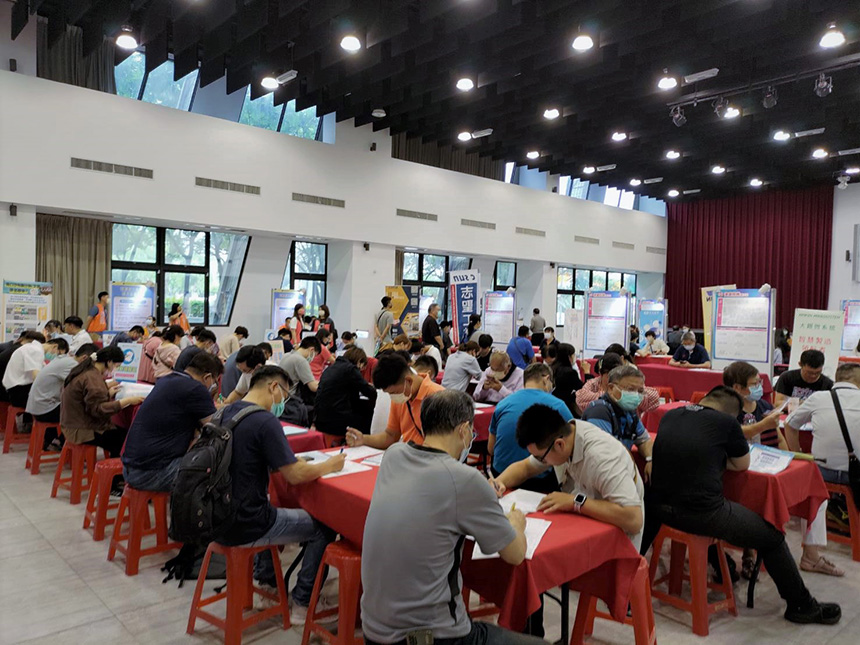 畢業季求職夯  台中精科園區徵才湧人潮...