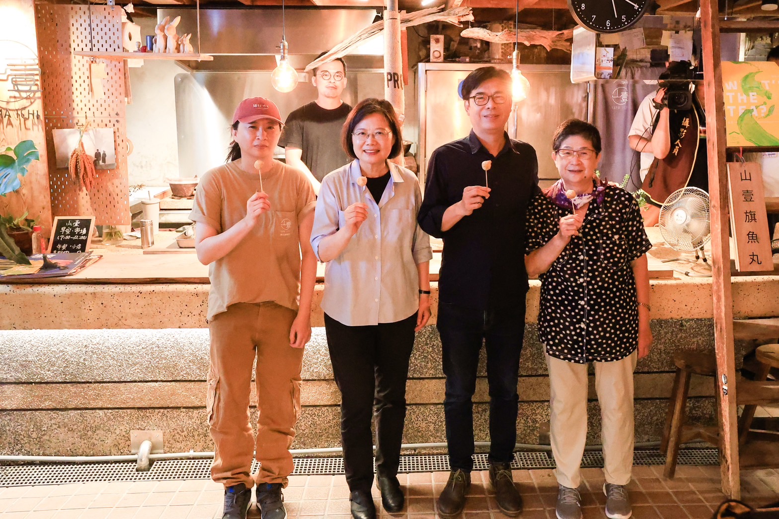 參訪高雄最美菜市場 蔡英文：年輕人在老市場築夢 多元風貌展現新日常