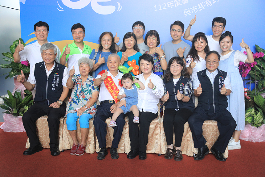 合影模範父親  市長感動：父愛如山...