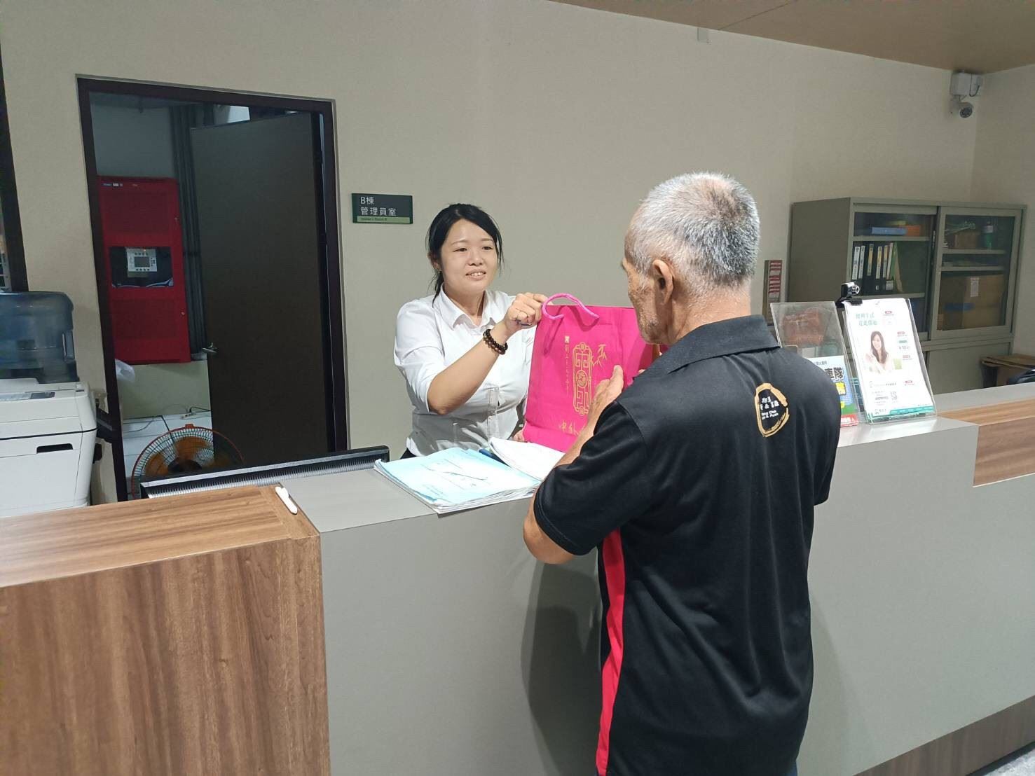 致贈社宅住戶中秋賀禮  照顧住戶與鄰近市民...