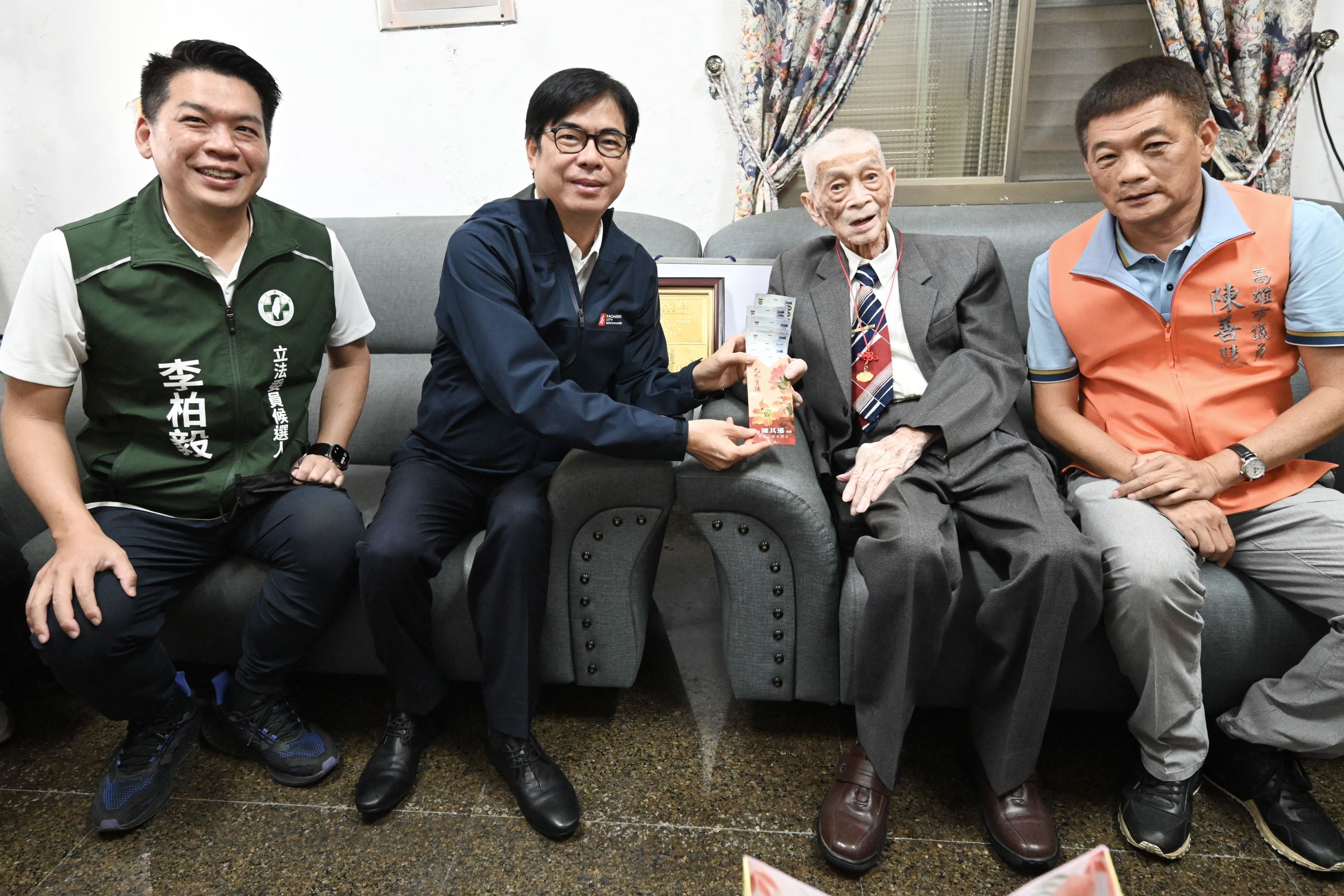 高雄市長陳其邁慰訪百歲楷模...
