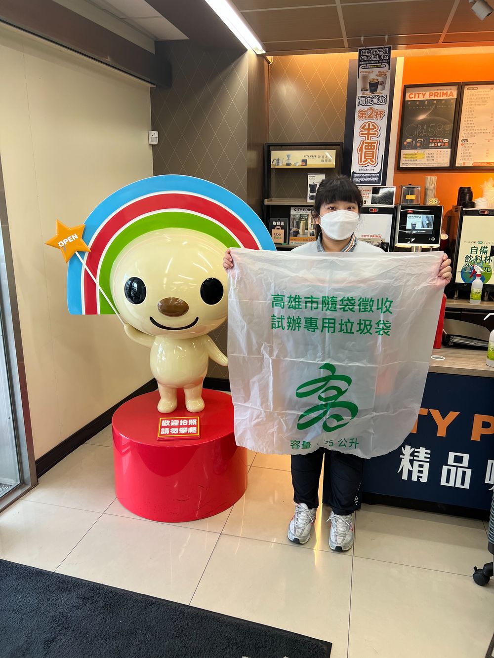 高雄前金4大超商試辦專用垃圾袋收運  減輕環境負荷...