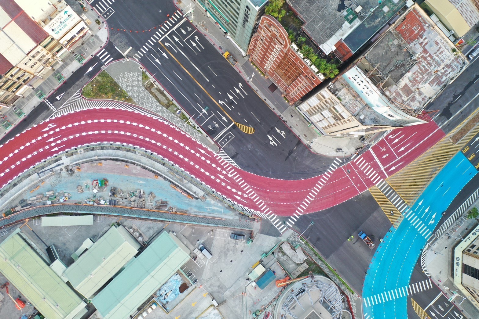 高雄車站彩色鋪路提早完工開放...