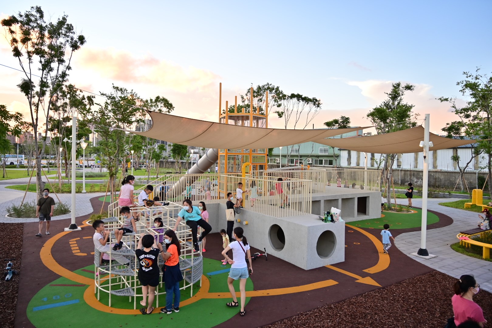 工業風遊戲場 籬仔內公園揪你來闖關...