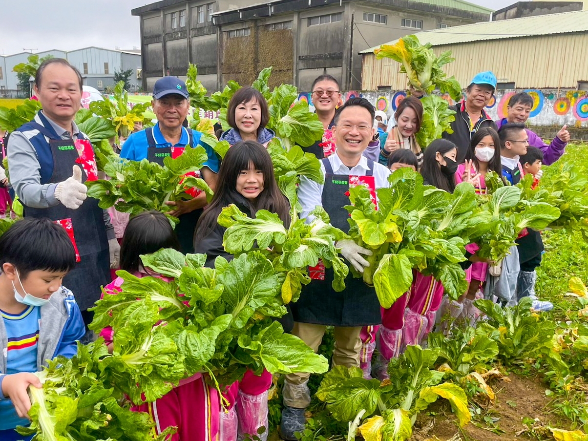 2023世芥客家菜「千人踩酸菜」 蘇副市長：發揚平鎮客家文...