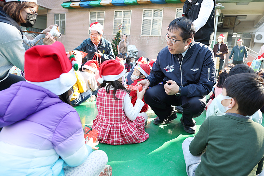 黃偉哲現身南市府員工子女非營利幼兒園  與小朋友歡樂過...